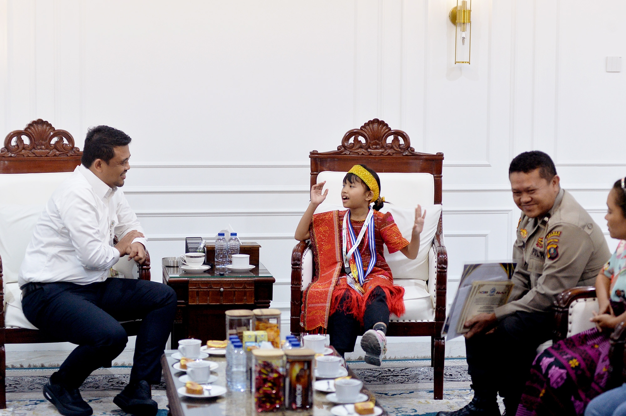 CAROLINE NABABAN, SISWI SD PERAIH EMAS OLIMPIADE ASIA DIHADIAHI GUBERNUR BEASISWA HINGGA RUMAH CAROLINE NABABAN, SISWI SD PERAIH EMAS OLIMPIADE ASIA DIHADIAHI GUBERNUR BEASISWA HINGGA RUMAH