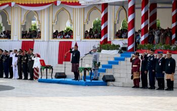 BOBBY NASUTION PIMPIN UPACARA HUT RI DARI TENGAH LAPANGAN, TEKANKAN INFLASI DAN PEMERATAAN PEMBANGUNAN