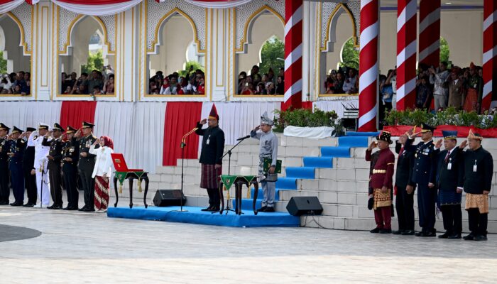 BOBBY NASUTION PIMPIN UPACARA HUT RI DARI TENGAH LAPANGAN, TEKANKAN INFLASI DAN PEMERATAAN PEMBANGUNAN