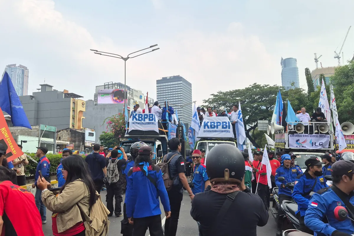 JAKARTA BERGELOMBANG! PULUHAN RIBU BURUH KSPSI AGN BERGERAK, KAWAL REGULASI PERLINDUNGAN PEKERJA JAKARTA BERGELOMBANG! PULUHAN RIBU BURUH KSPSI AGN BERGERAK, KAWAL REGULASI PERLINDUNGAN PEKERJA