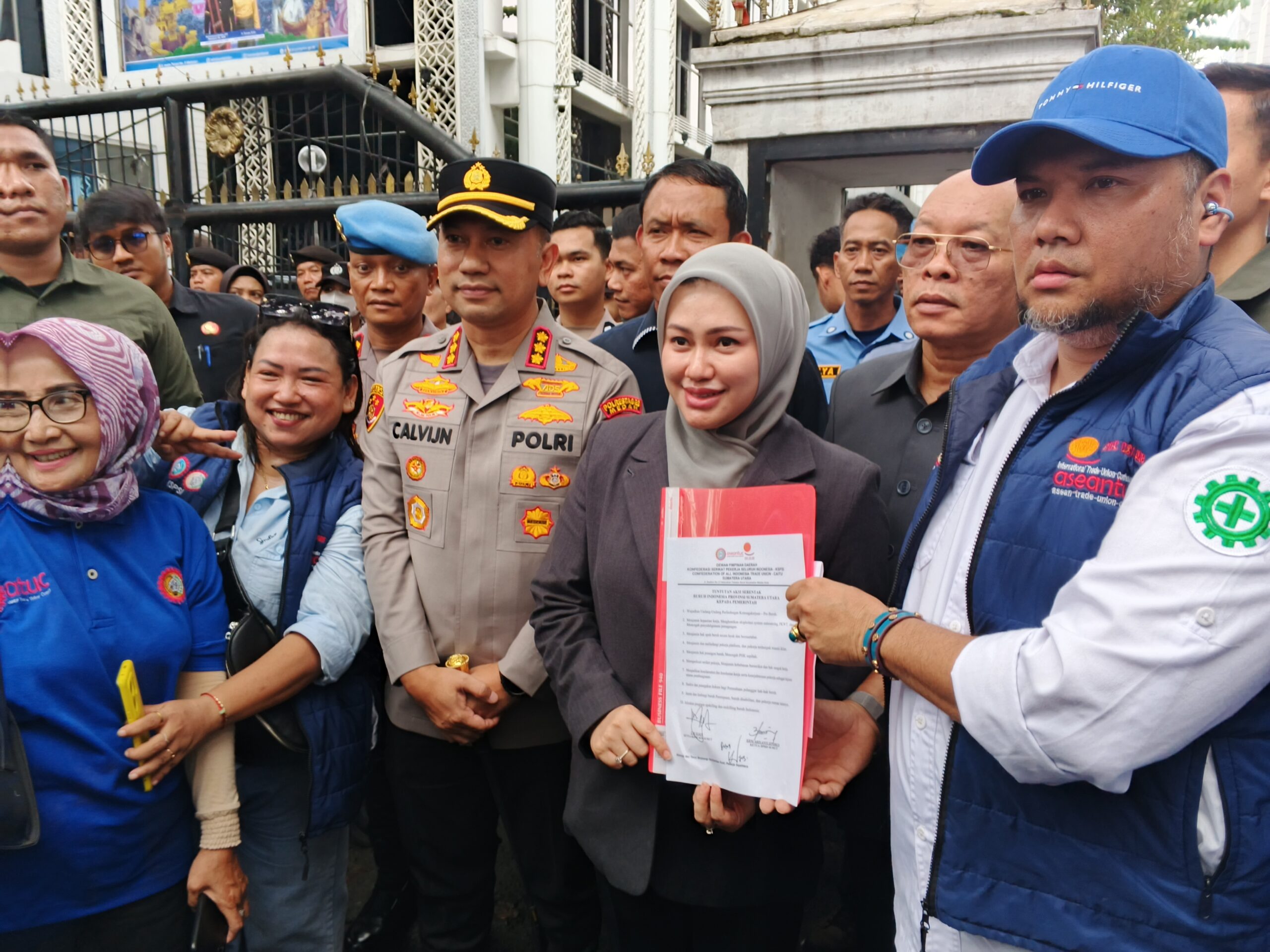 KETUA DPRD SUMUT TERIMA ASPIRASI KSPSI AGN, SIAP SAMPAIKAN REKOMENDASI KE DPR RI TERKAIT PERUBAHAN RUU CIPTA KERJA KETUA DPRD SUMUT TERIMA ASPIRASI KSPSI AGN, SIAP SAMPAIKAN REKOMENDASI KE DPR RI TERKAIT PERUBAHAN RUU CIPTA KERJA