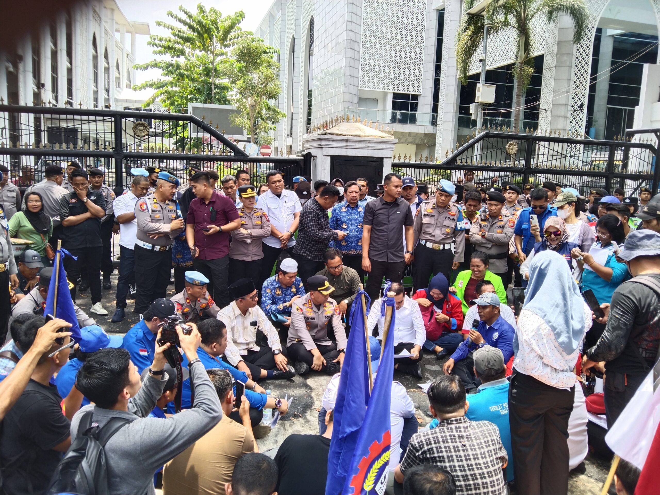 RATUSAN BURUH KEPUNG DPRD SUMUT, T. M. YUSUF: PERJUANGAN BELUM BERAKHIR, KAMI KAWAL RUU PERLINDUNGAN KETENAGAKERJAAN HINGGA OKTOBER