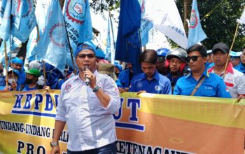 RATUSAN BURUH KEPUNG DPRD SUMUT, T. M. YUSUF: PERJUANGAN BELUM BERAKHIR, KAMI KAWAL RUU PERLINDUNGAN KETENAGAKERJAAN HINGGA OKTOBER