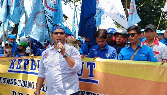 RATUSAN BURUH KEPUNG DPRD SUMUT, T. M. YUSUF: PERJUANGAN BELUM BERAKHIR, KAMI KAWAL RUU PERLINDUNGAN KETENAGAKERJAAN HINGGA OKTOBER