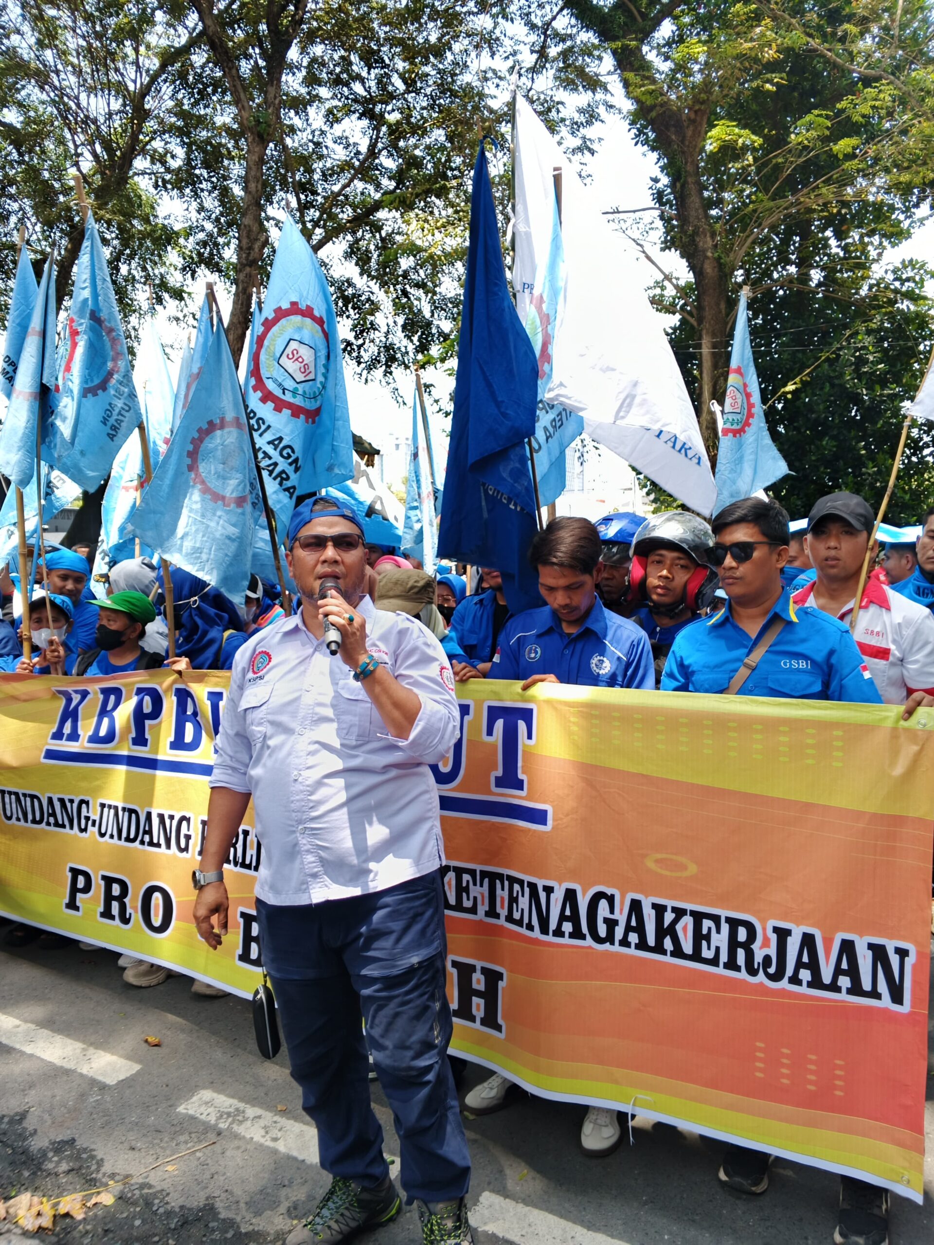 RATUSAN BURUH KEPUNG DPRD SUMUT, T. M. YUSUF: PERJUANGAN BELUM BERAKHIR, KAMI KAWAL RUU PERLINDUNGAN KETENAGAKERJAAN HINGGA OKTOBER