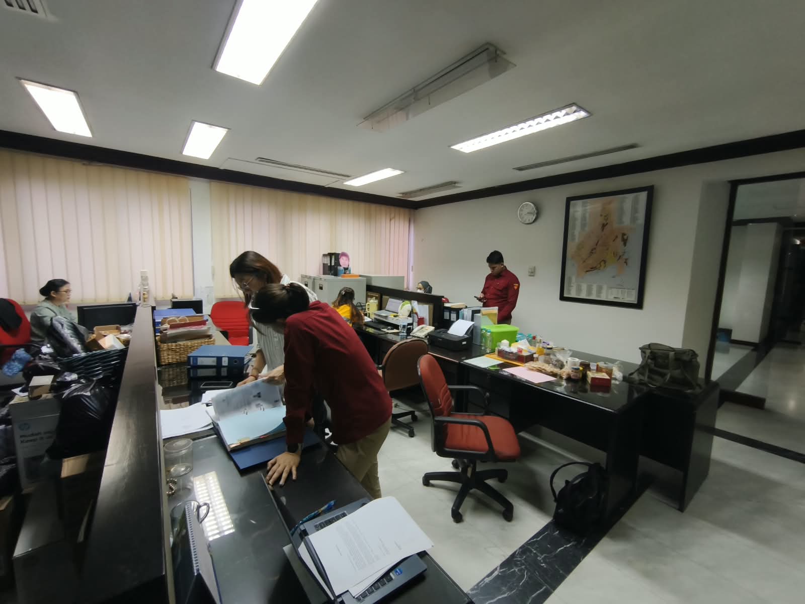 KEJAGUNG GELEDAH KANTOR PT CCM HINGGA RUMAH MANTAN PEJABAT KALTARA, BONGKAR DUGAAN KORUPSI TAMBANG BATU BARA KEJAGUNG GELEDAH KANTOR PT CCM HINGGA RUMAH MANTAN PEJABAT KALTARA, BONGKAR DUGAAN KORUPSI TAMBANG BATU BARA