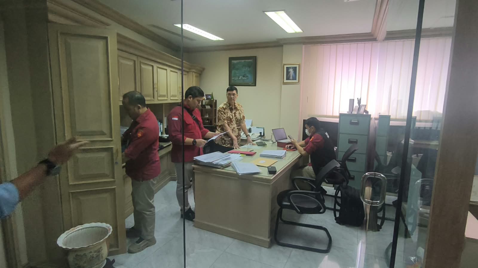 KEJAGUNG GELEDAH KANTOR PT CCM HINGGA RUMAH MANTAN PEJABAT KALTARA, BONGKAR DUGAAN KORUPSI TAMBANG BATU BARA