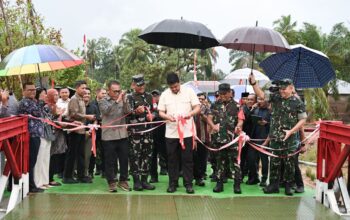 RESMIKAN JEMBATAN BAILEY DI TAPTENG, BOBBY NASUTION JANJI BERI MODAL USAHA UNTUK WARGA
