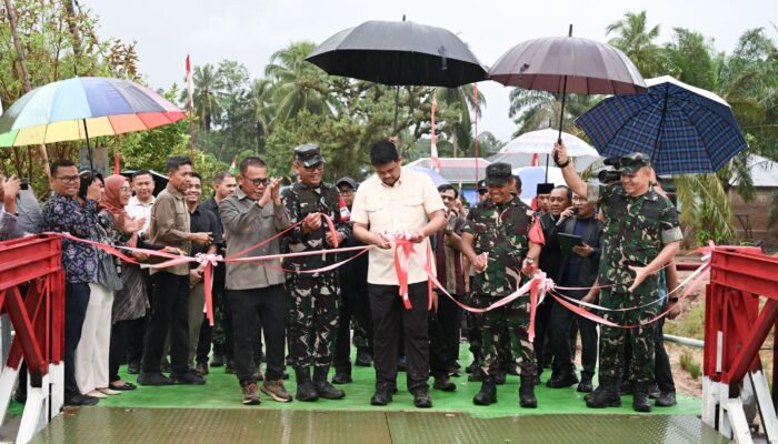 RESMIKAN JEMBATAN BAILEY DI TAPTENG, BOBBY NASUTION JANJI BERI MODAL USAHA UNTUK WARGA