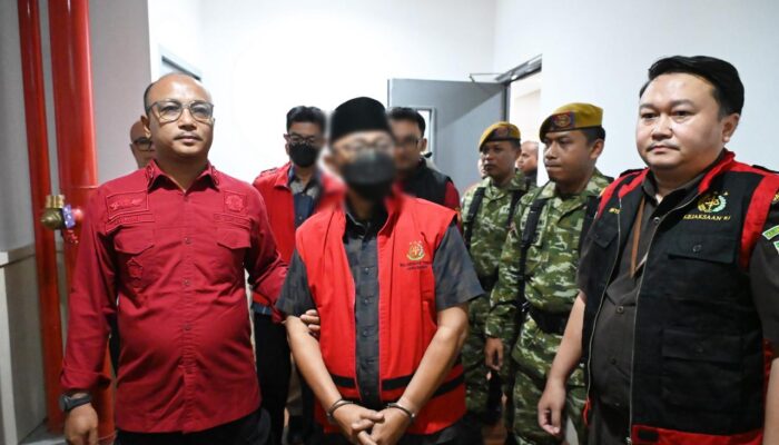 KEJATI JABAR TAHAN KETUA DAN PLT SEKRETARIS DPRD INDRAMAYU, DUGAAN KORUPSI TUNJANGAN RUGIKAN DAERAH RP18,79 MILIAR