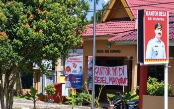 KANTOR DESA SEI KUMANGO DISEGEL WARGA, DIDUGA DIPICU PENGHADANGAN MASSA OLEH APARAT DI AREAL HGU PT SSL
