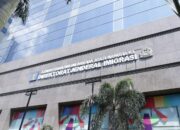 DALAM PERSIDANGAN SILMY BONGKAR JATAH PEJABAT: DIREKTUR KEPATUHAN INTEL DIDUGA TERIMA RP25 JUTA TIAP BULAN DALAM PERSIDANGAN SILMY BONGKAR JATAH PEJABAT: DIREKTUR KEPATUHAN INTEL DIDUGA TERIMA RP25 JUTA TIAP BULAN